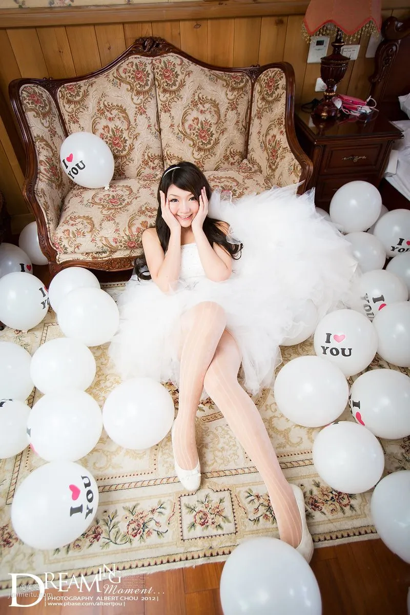 Taiwan Internet Celebrity Winnie Xiaoxue Qingjing Autumn Dream Moment Wedding Dress Chapter Photo Set photo 123