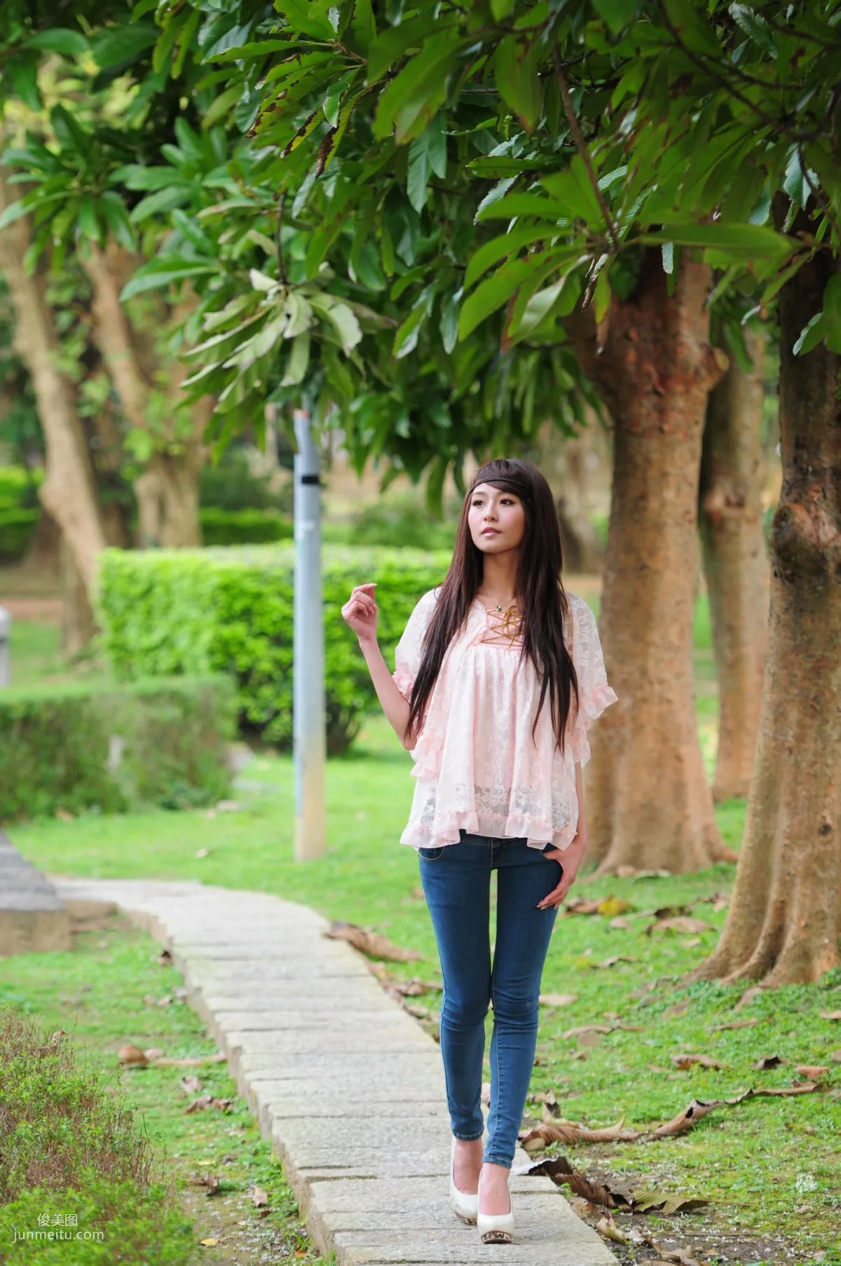 Winnie Xiaoxue / Zhuang Wenni, Tight Jeans Series Outdoor Shoot Photo Set photo 29