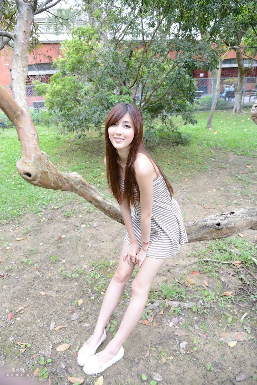 Liao Tingling, Kila Jingjing, Super Short Mini Skirt Series Outdoor Photo Set photo 1