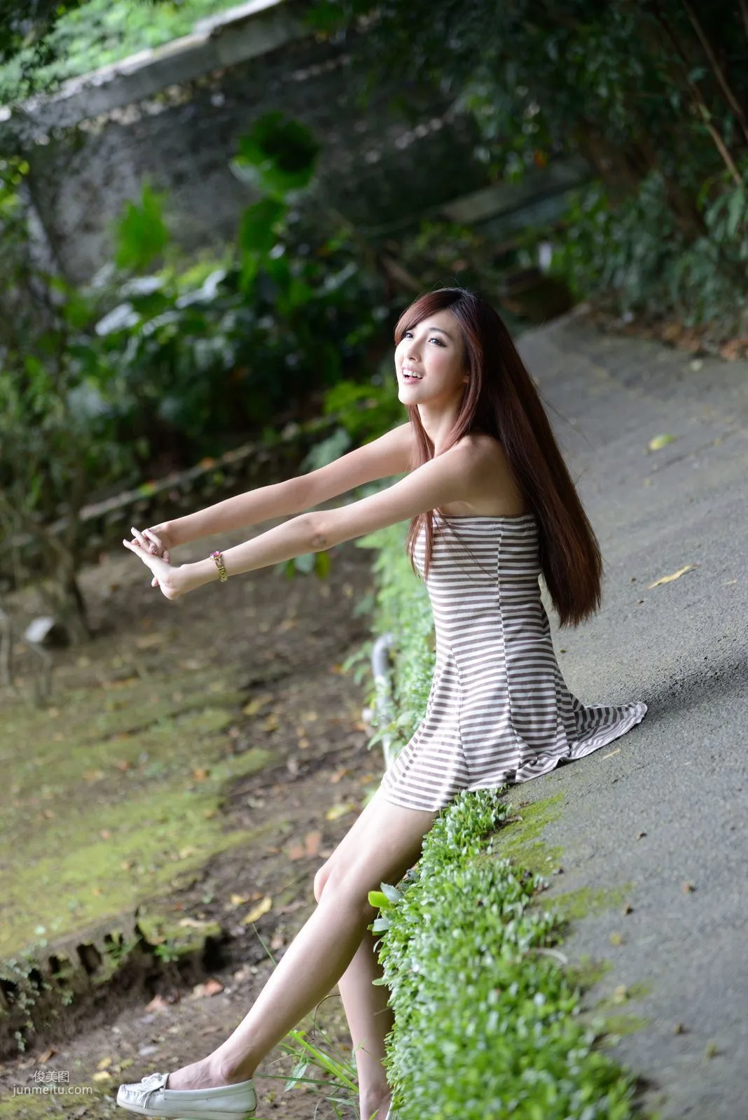 Liao Tingling, Kila Jingjing, Super Short Mini Skirt Series Outdoor Photo Set photo 23