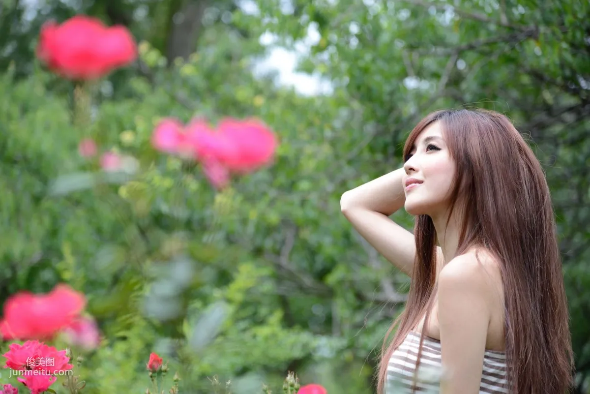 Liao Tingling, Kila Jingjing, Super Short Mini Skirt Series Outdoor Photo Set photo 57