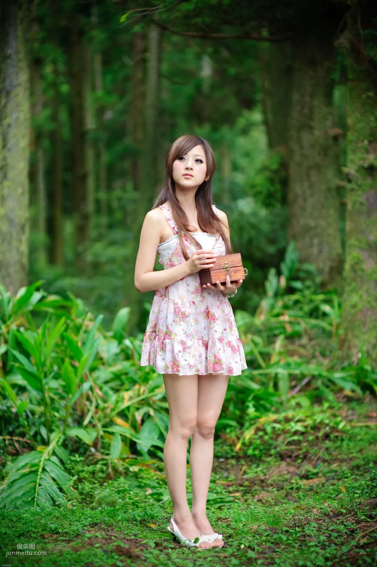 Guo Zi MM/Mikako White Waltz + Black Obsession Outdoor Photo Set photo 4