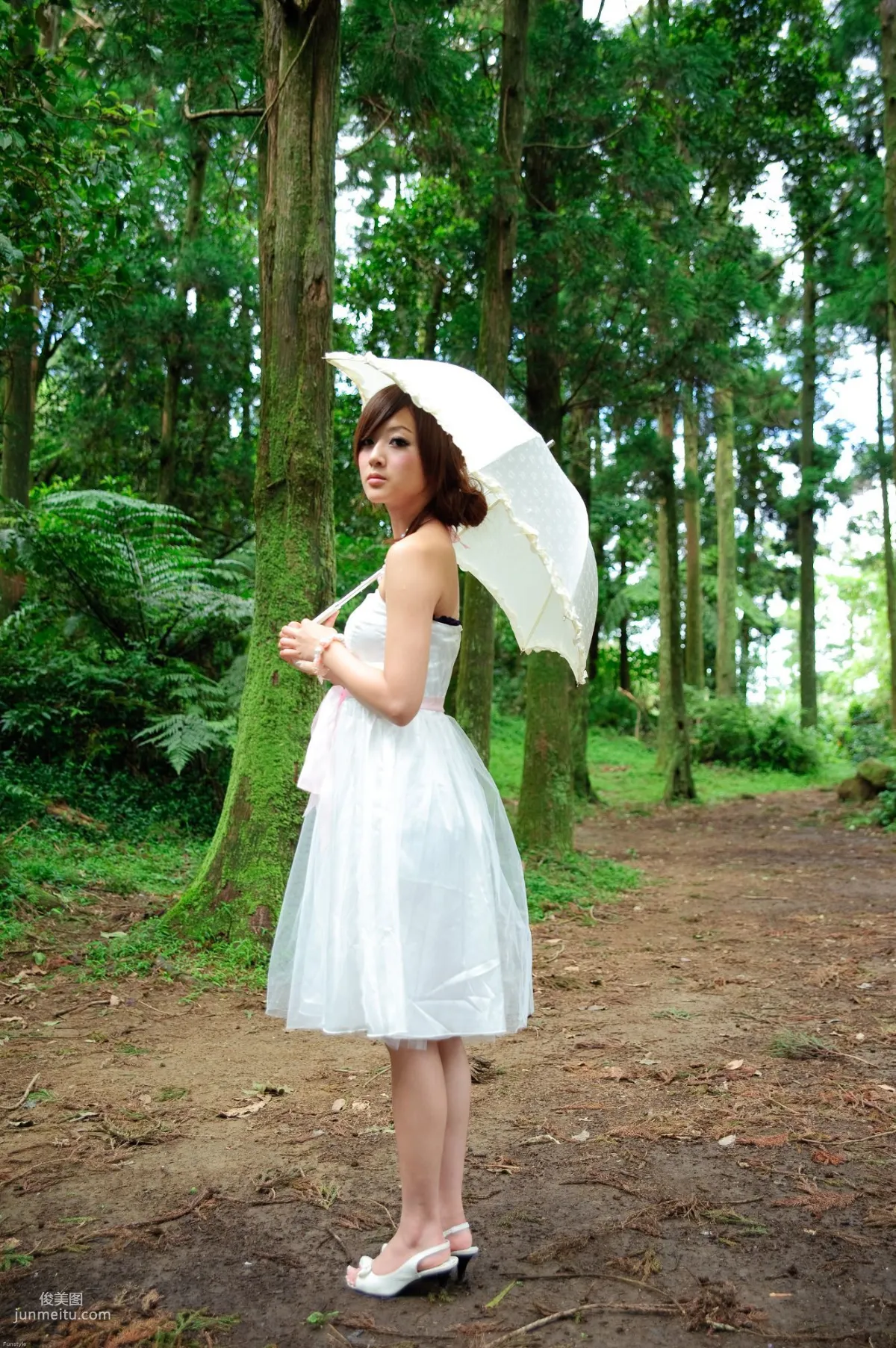 Guo Zi MM/Mikako White Waltz + Black Obsession Outdoor Photo Set photo 23