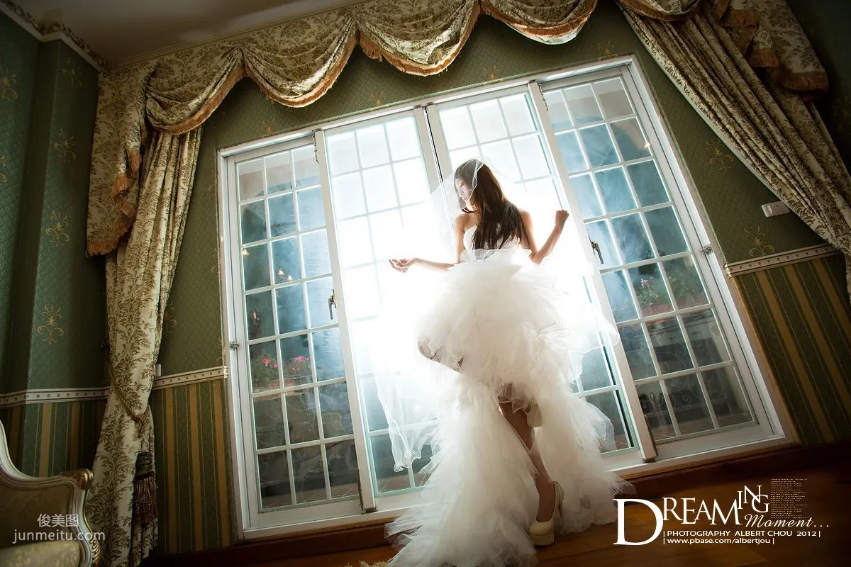 Taiwan Internet Celebrity Winnie Xiaoxue Qingjing Autumn Dream Moment Wedding Dress Chapter Photo Set photo 60