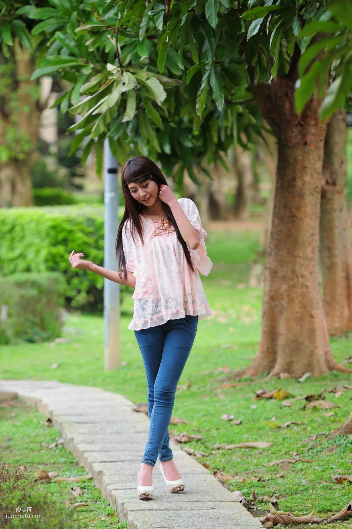 Winnie Xiaoxue / Zhuang Wenni, Tight Jeans Series Outdoor Shoot Photo Set photo 35