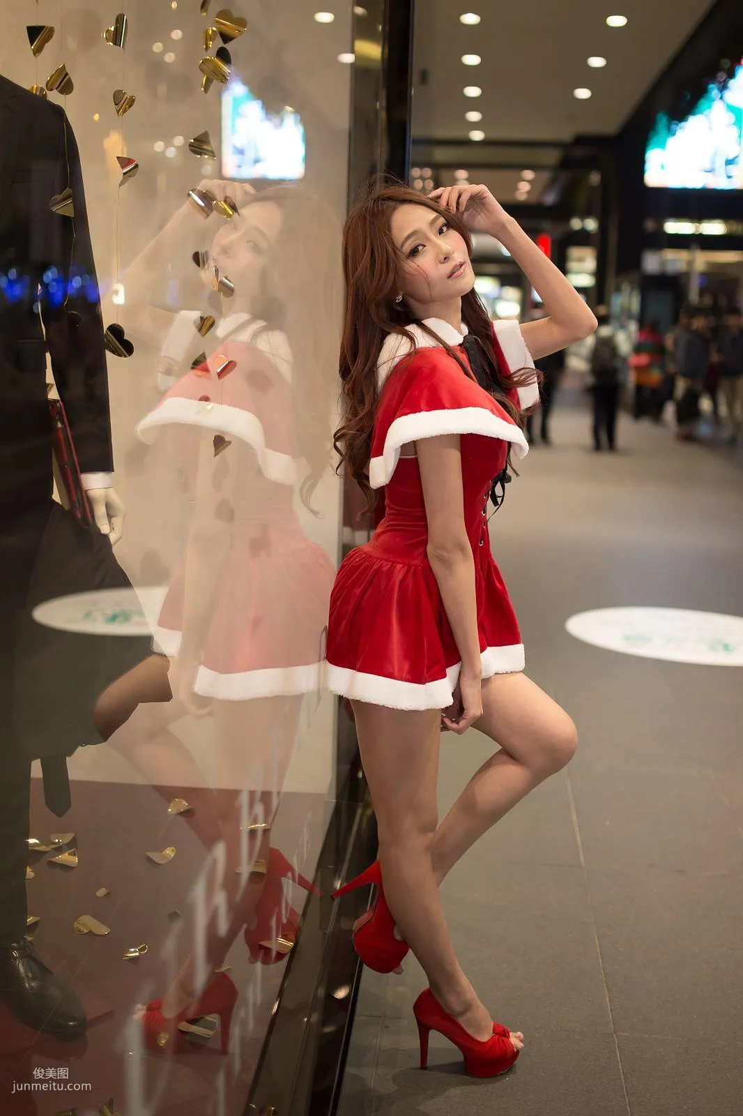 Winnie Xiaoxue/Zhuang Yonghui Christmas Short Skirt Night Shoot Photo Set photo 46