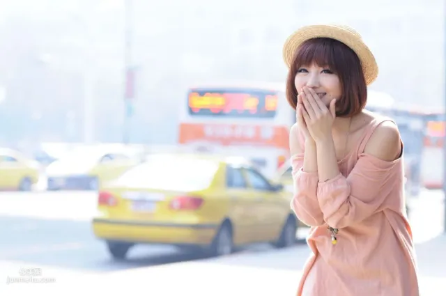 短發美女小豬patty《2組小清新街拍》寫真集