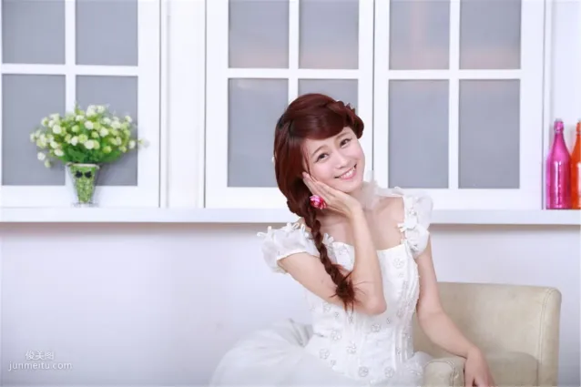 台灣清純妹子白白/李依璇《機電系女孩婚紗棚拍》寫真集