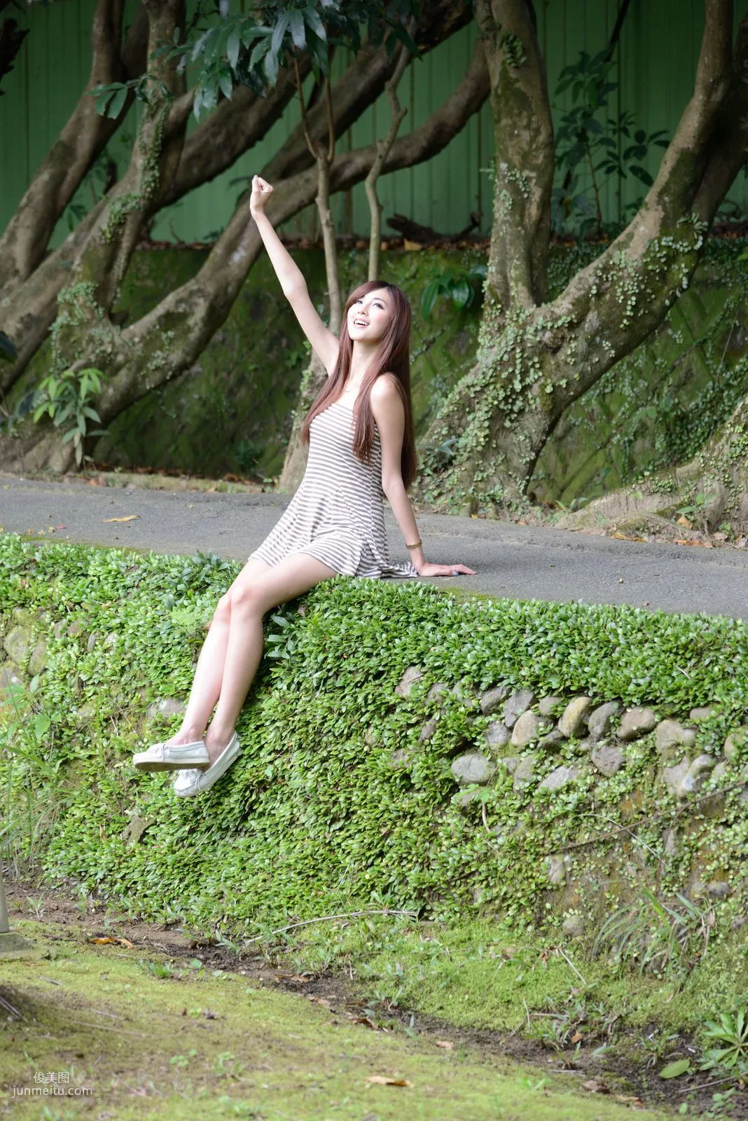 Liao Tingling, Kila Jingjing, Super Short Mini Skirt Series Outdoor Photo Set photo 41