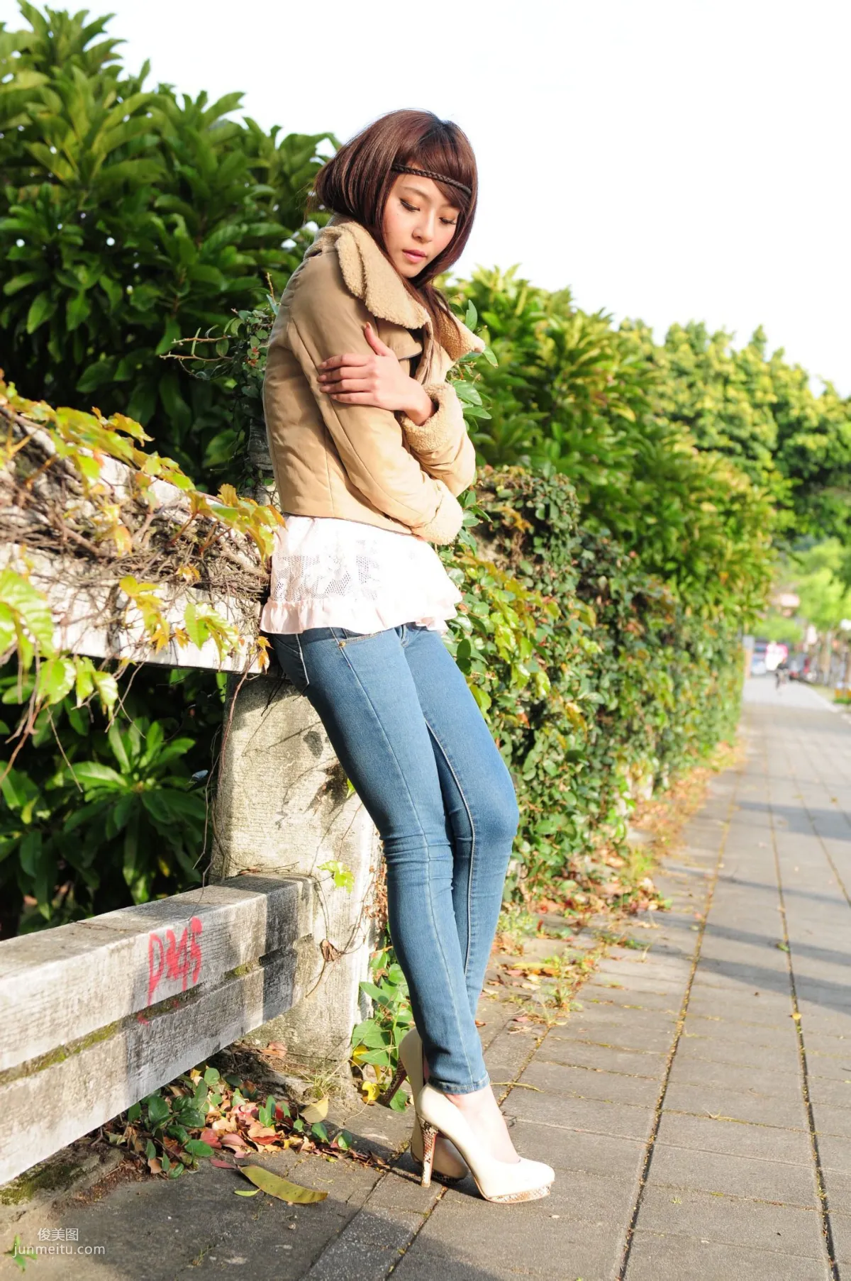 Winnie Xiaoxue / Zhuang Wenni, Tight Jeans Series Outdoor Shoot Photo Set photo 19