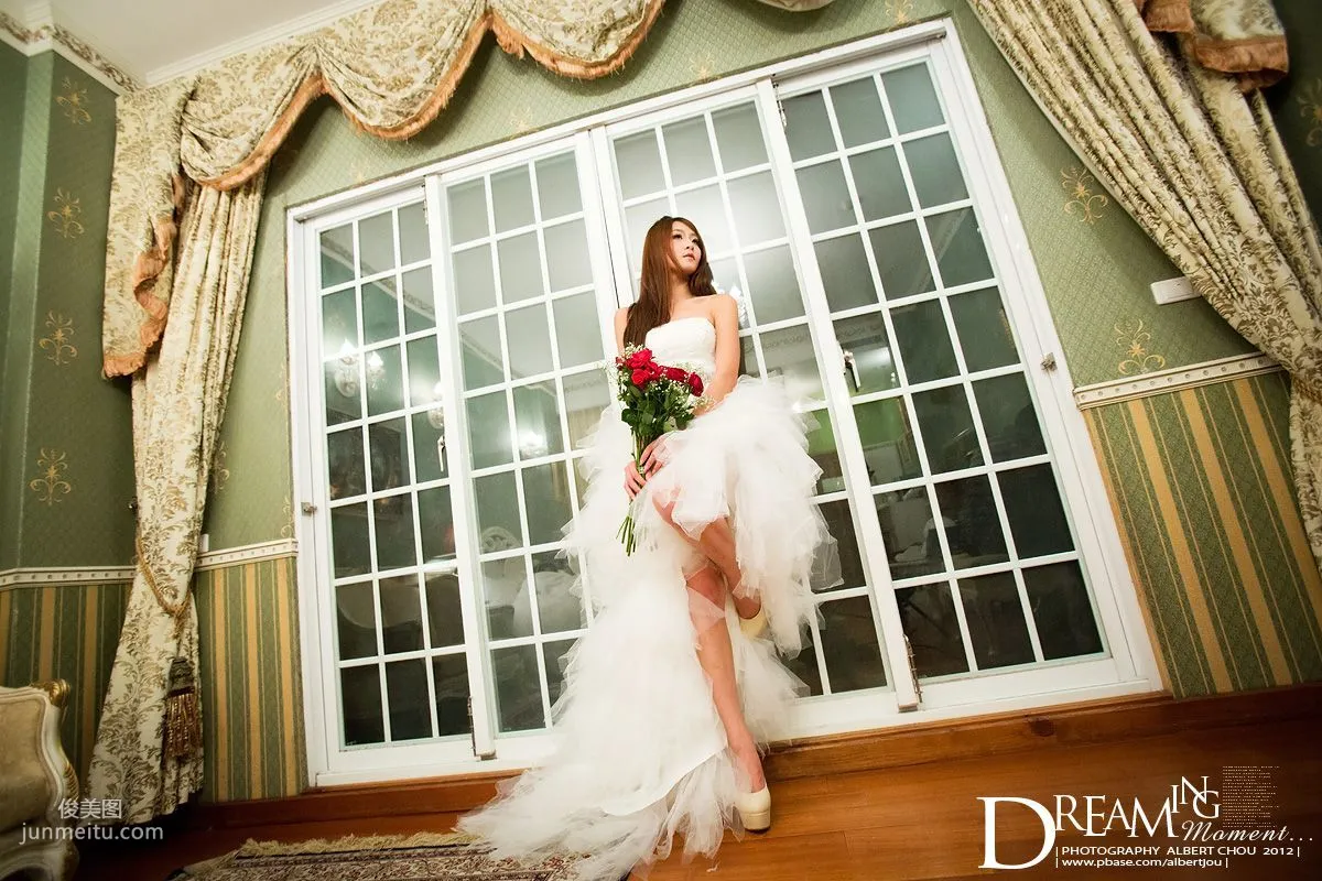Taiwan Internet Celebrity Winnie Xiaoxue Qingjing Autumn Dream Moment Wedding Dress Chapter Photo Set photo 35