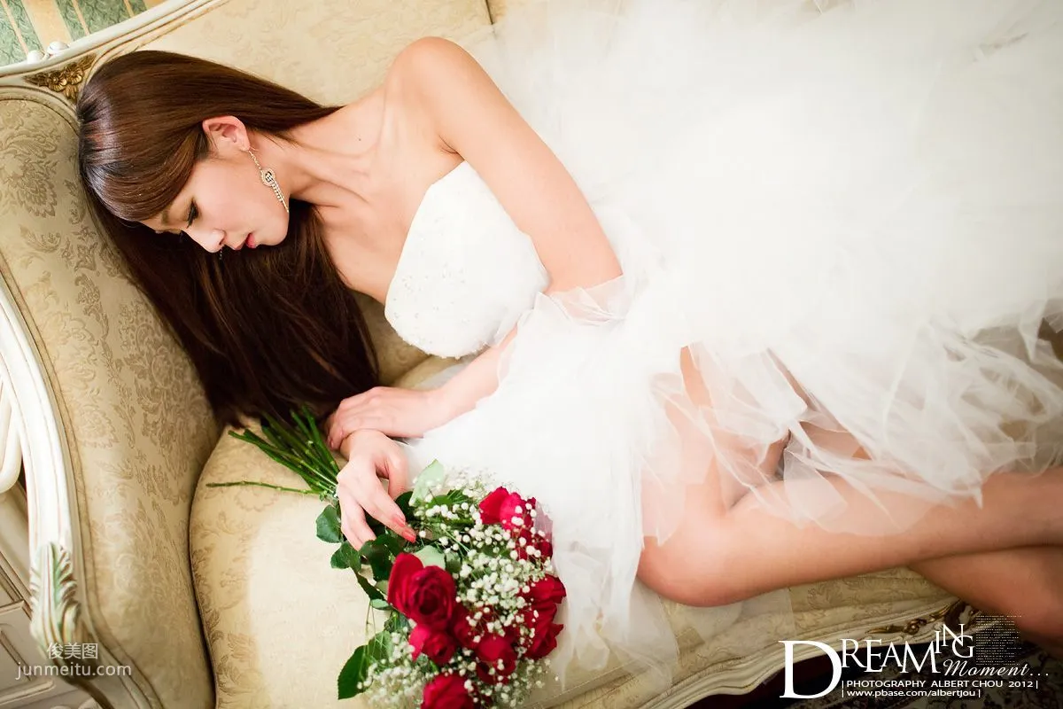 Taiwan Internet Celebrity Winnie Xiaoxue Qingjing Autumn Dream Moment Wedding Dress Chapter Photo Set photo 45