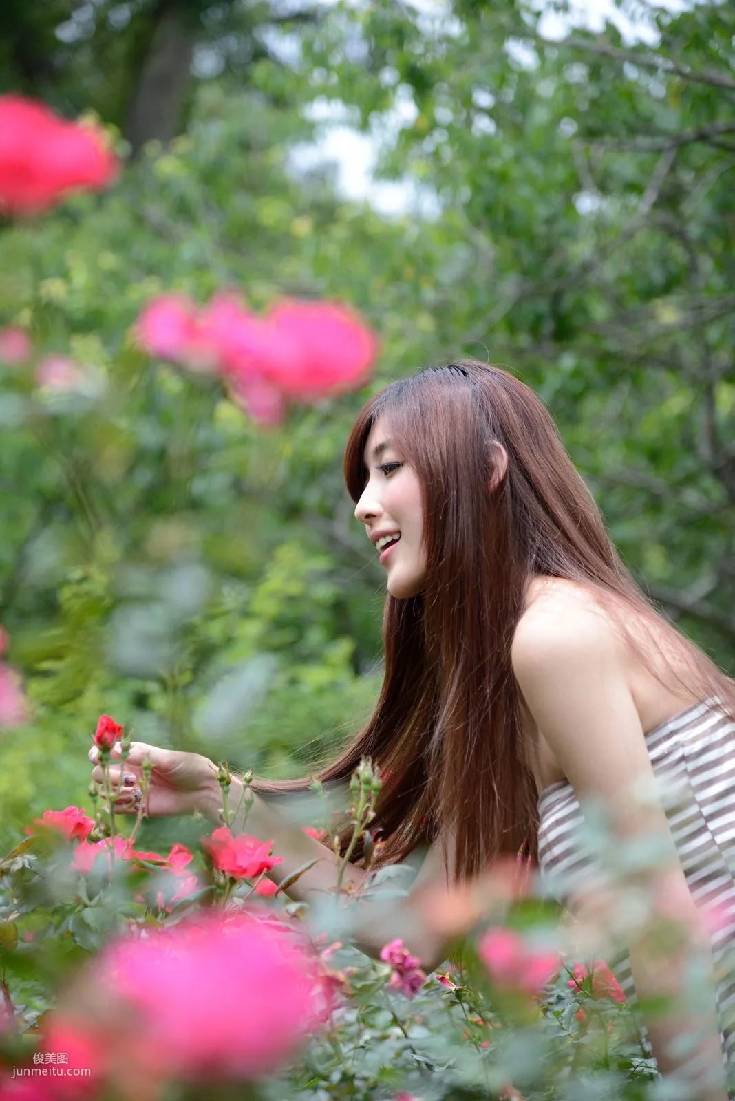 Liao Tingling, Kila Jingjing, Super Short Mini Skirt Series Outdoor Photo Set photo 17