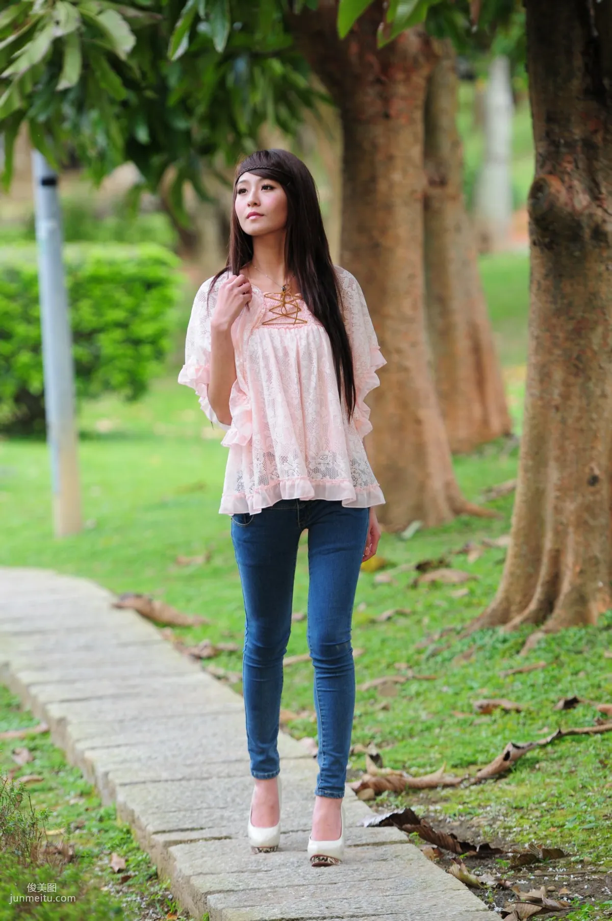 Winnie Xiaoxue / Zhuang Wenni, Tight Jeans Series Outdoor Shoot Photo Set photo 36