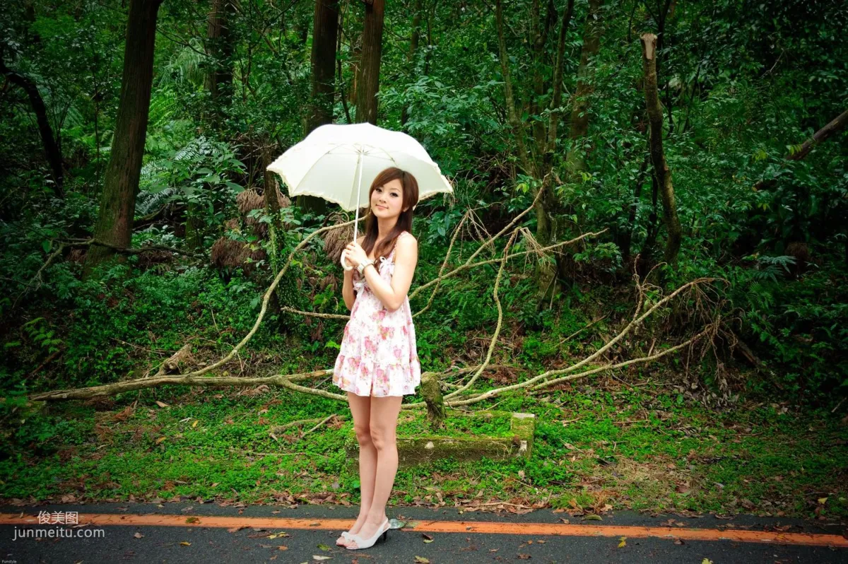 Guo Zi MM/Mikako White Waltz + Black Obsession Outdoor Photo Set photo 2