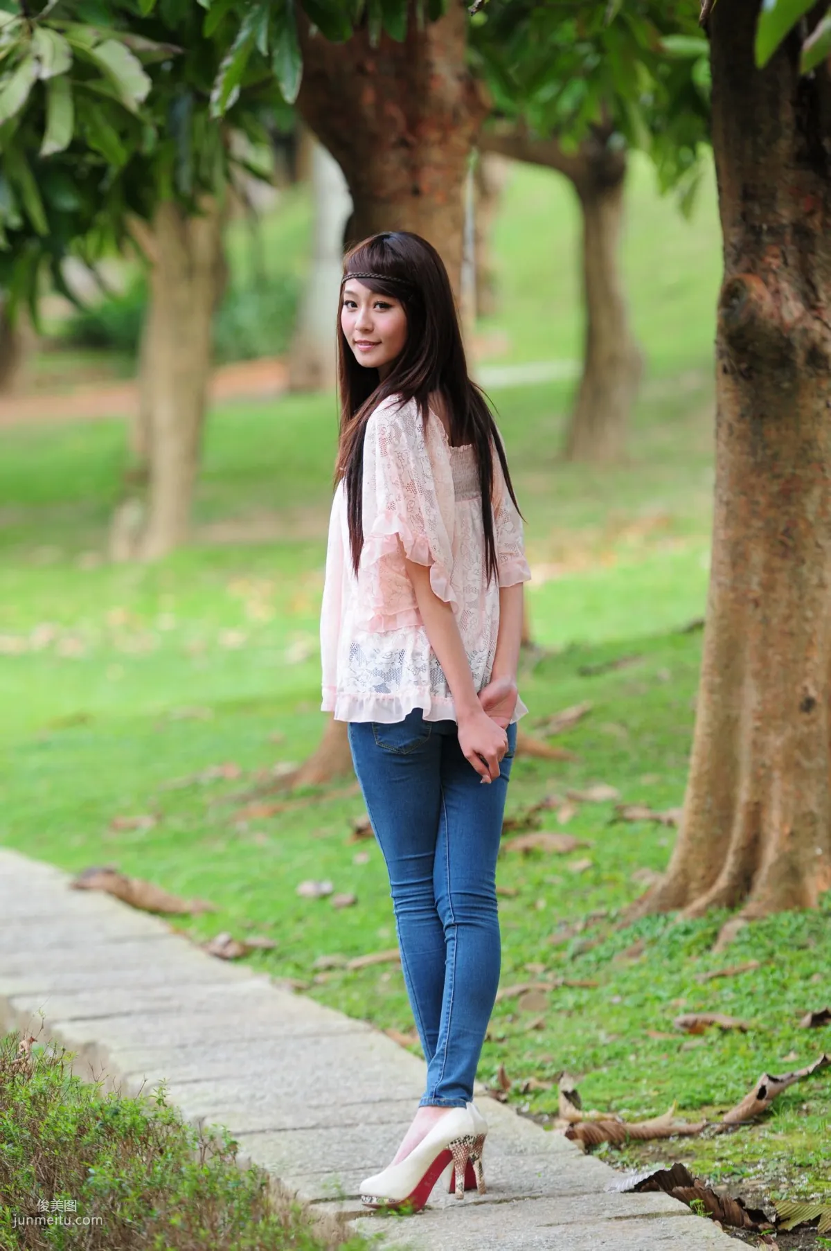 Winnie Xiaoxue / Zhuang Wenni, Tight Jeans Series Outdoor Shoot Photo Set photo 32