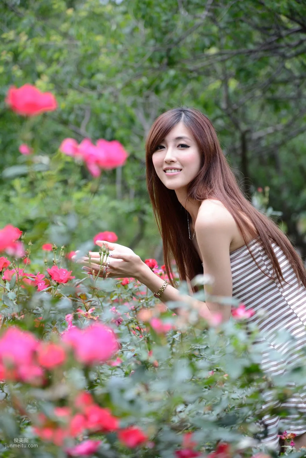 Liao Tingling, Kila Jingjing, Super Short Mini Skirt Series Outdoor Photo Set photo 20