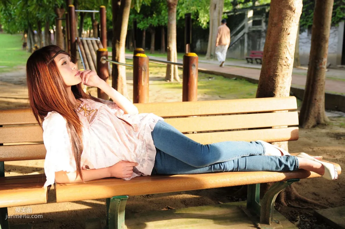 Winnie Xiaoxue / Zhuang Wenni, Tight Jeans Series Outdoor Shoot Photo Set photo 10