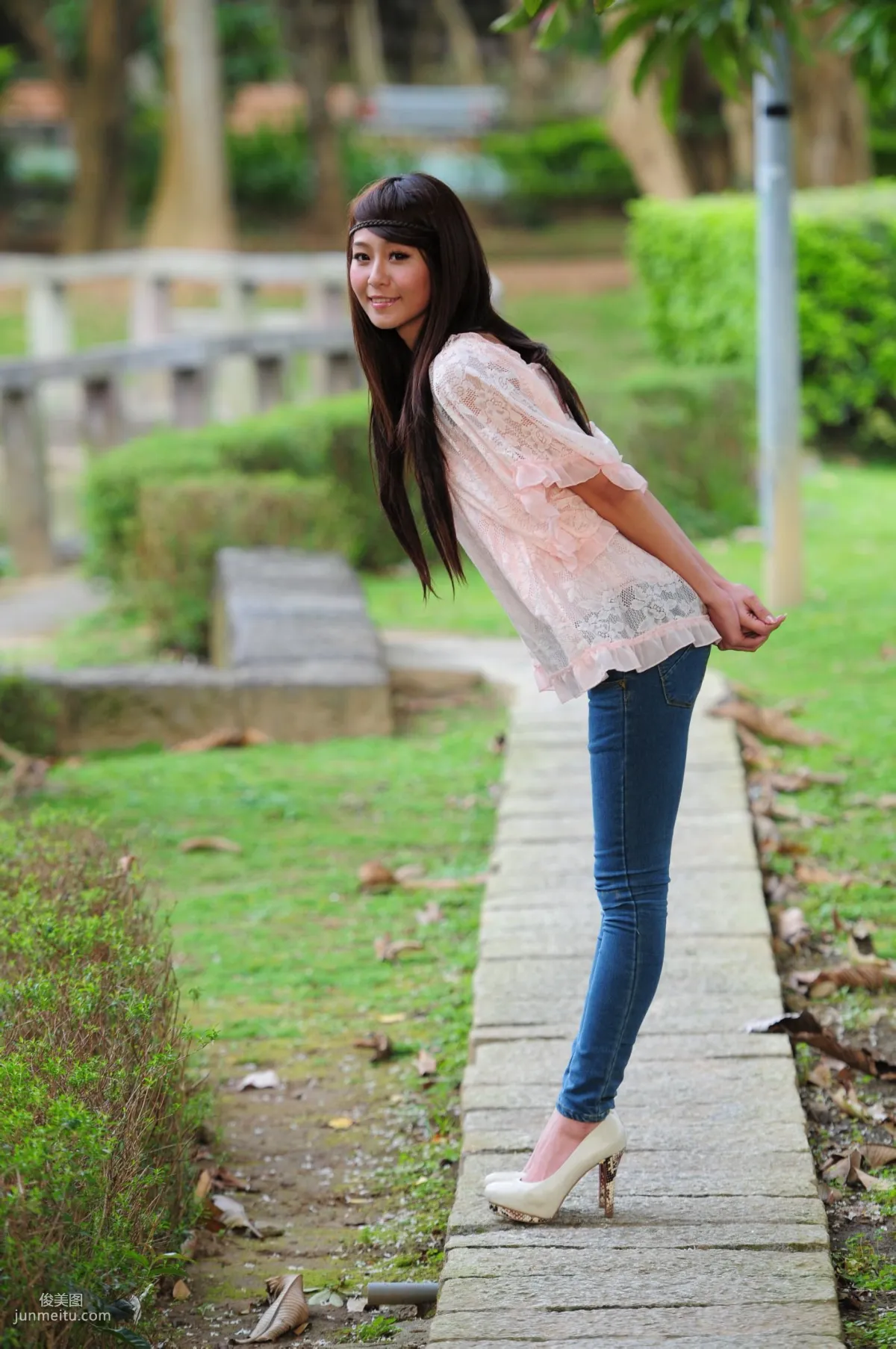 Winnie Xiaoxue / Zhuang Wenni, Tight Jeans Series Outdoor Shoot Photo Set photo 37