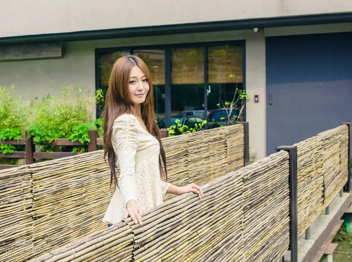 Winnie Xiaoxue / Zhuang Wenni, Tight Jeans Series Outdoor Shoot Photo Set photo 7