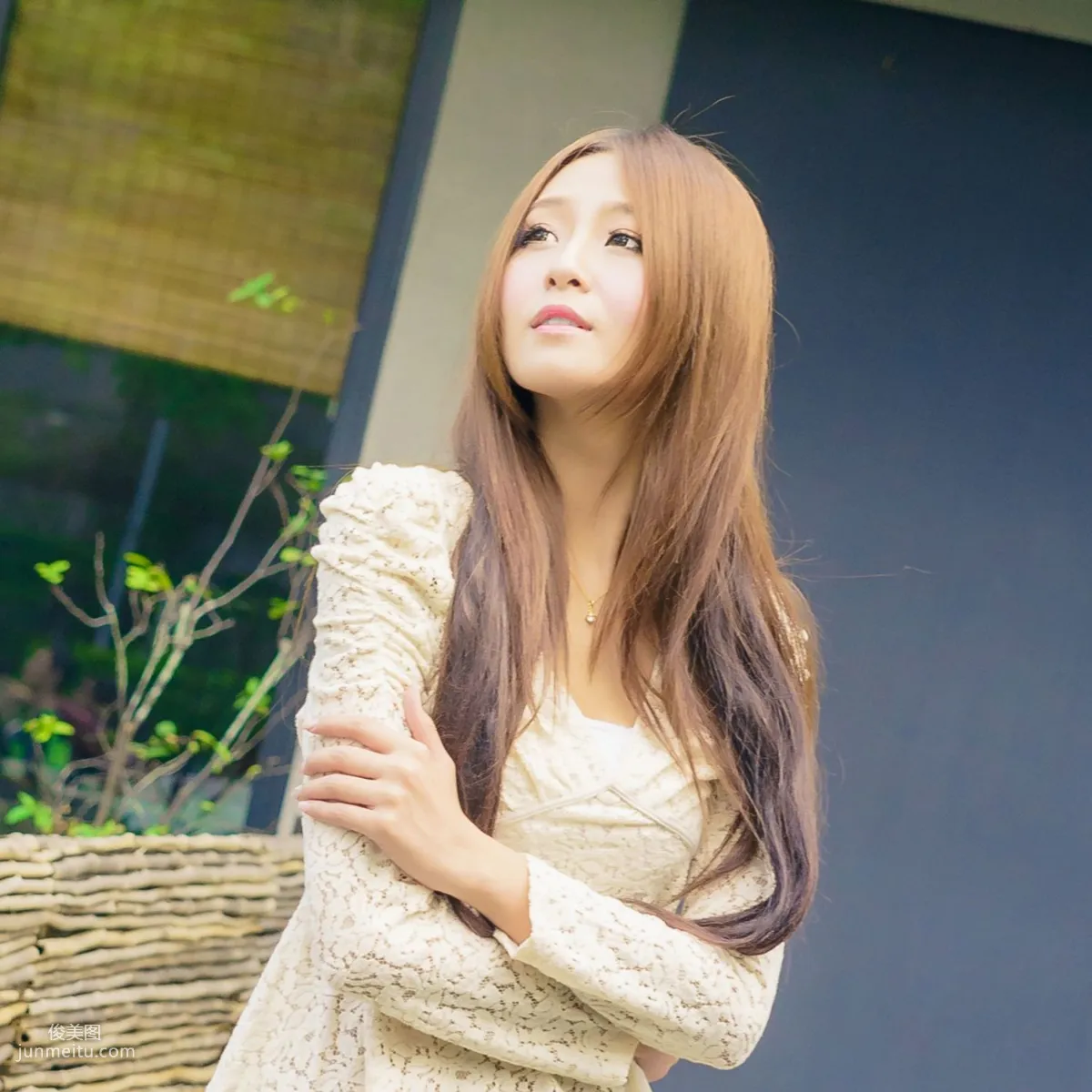 Winnie Xiaoxue / Zhuang Wenni, Tight Jeans Series Outdoor Shoot Photo Set photo 3