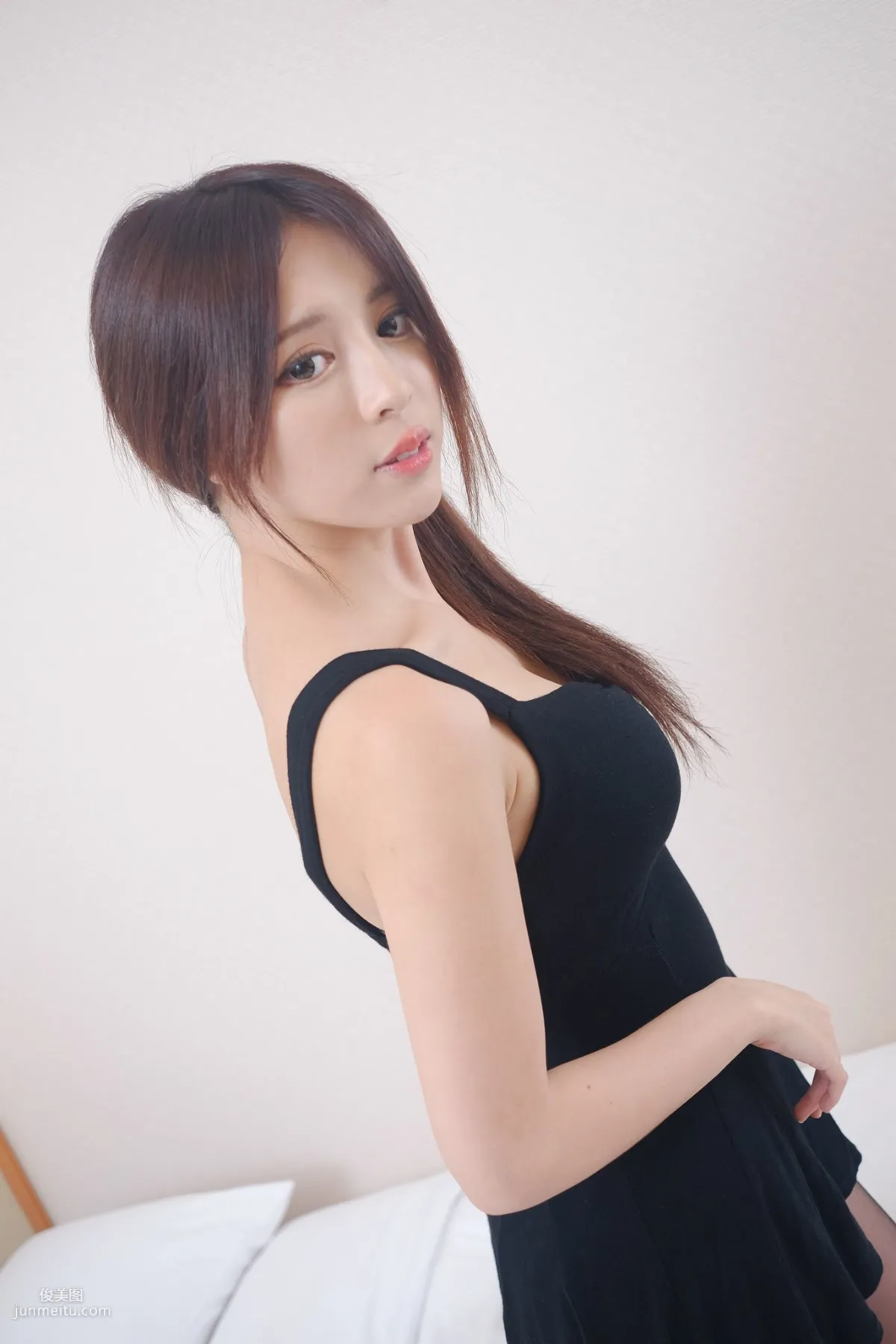 Internet Celebrity and Young Model Zhang Qijun JULIE Sweet Straps Goddess Photo Set photo 26