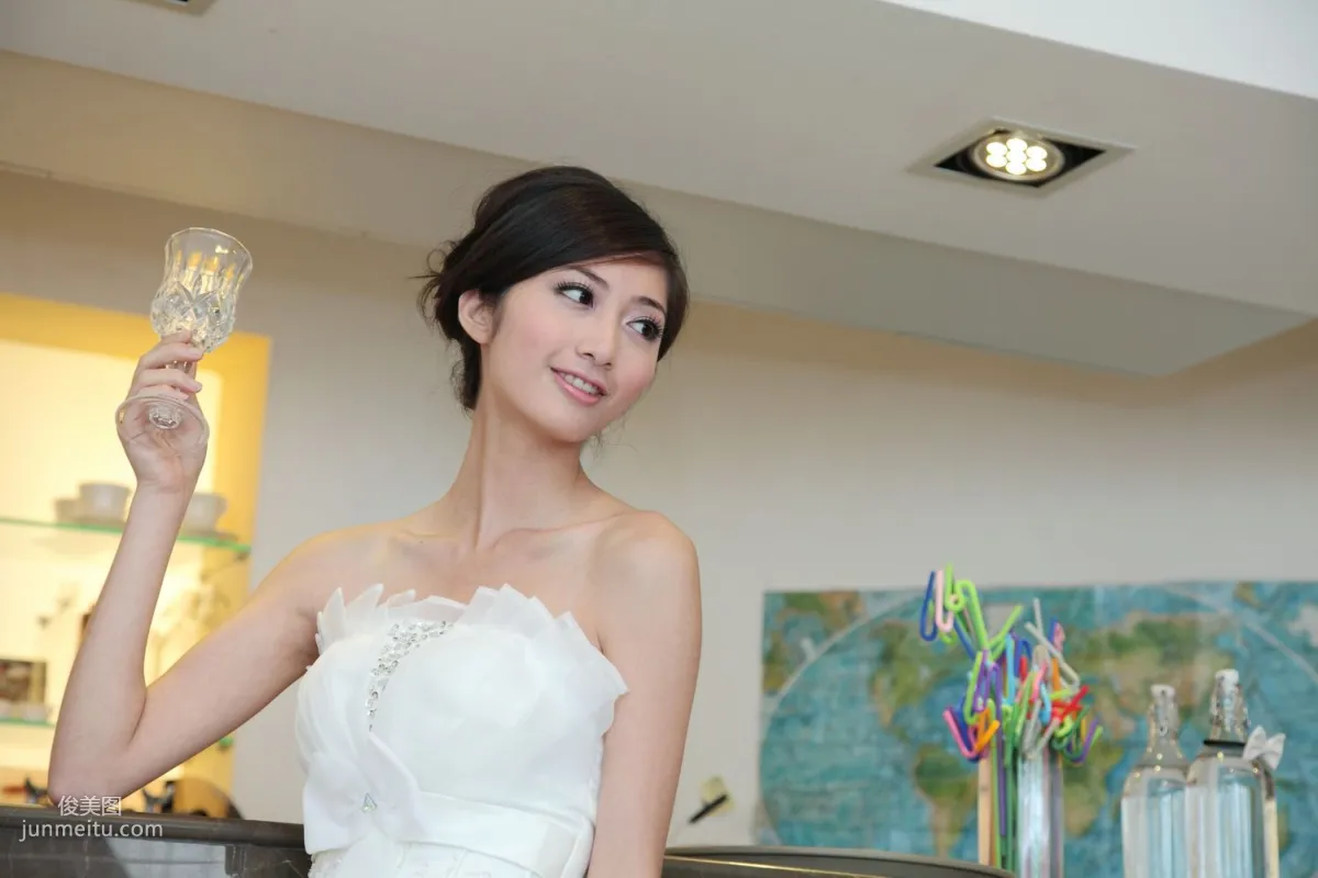 Taiwan Elegant Beauty Emily, Beautiful White Wedding Dress Photo Set photo 26