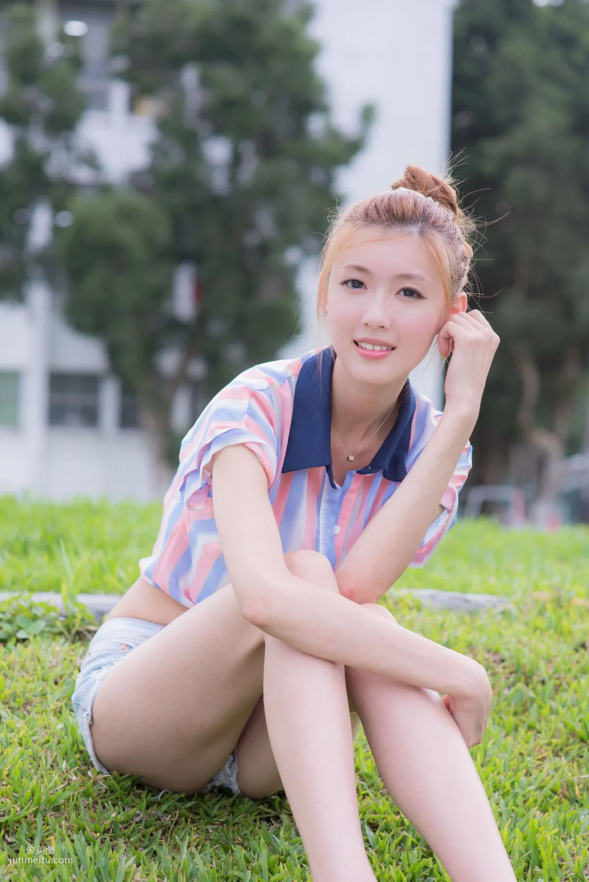 Kila Jingjing / Liao Tingling, Fresh and Light Hot Pants Beautiful Legs Street Snap Photo Set photo 34