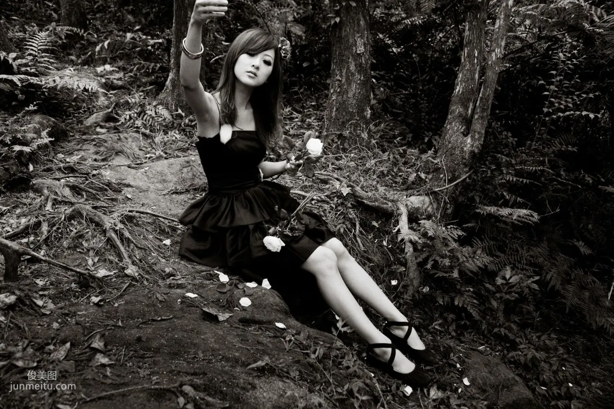 Mikako/Zhang Kaijie White Waltz x Black Obsession Yangmingshan Zhuzihu Outdoor Shoot Photo Set photo 96