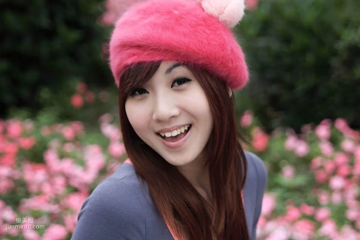 Taiwan Pure Beauty Angel, Black Stockings Street Snap Photos Collection photo 25