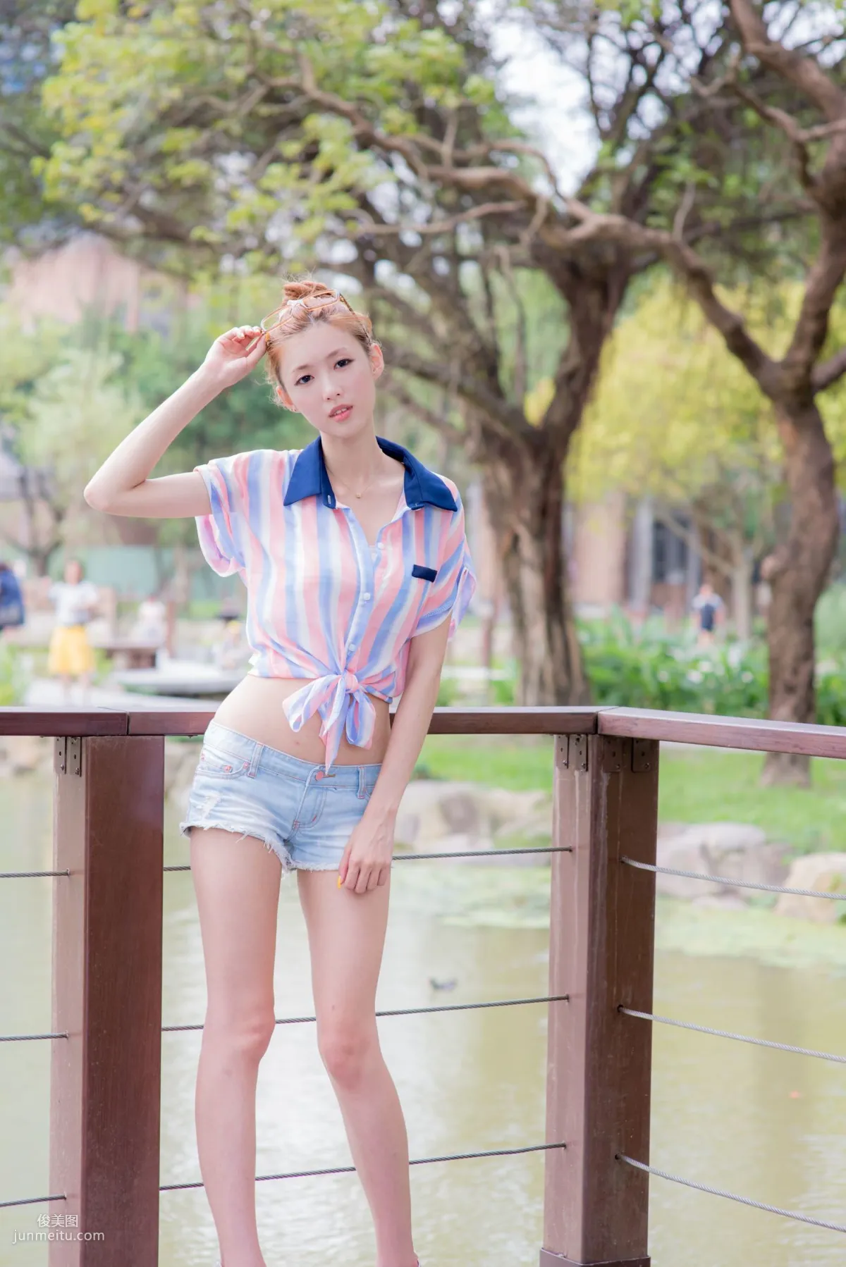 Kila Jingjing / Liao Tingling, Fresh and Light Hot Pants Beautiful Legs Street Snap Photo Set photo 41