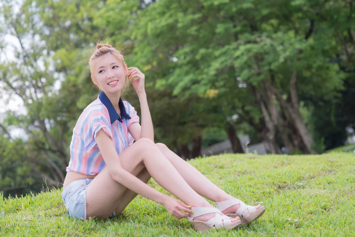 Kila Jingjing / Liao Tingling, Fresh and Light Hot Pants Beautiful Legs Street Snap Photo Set photo 38