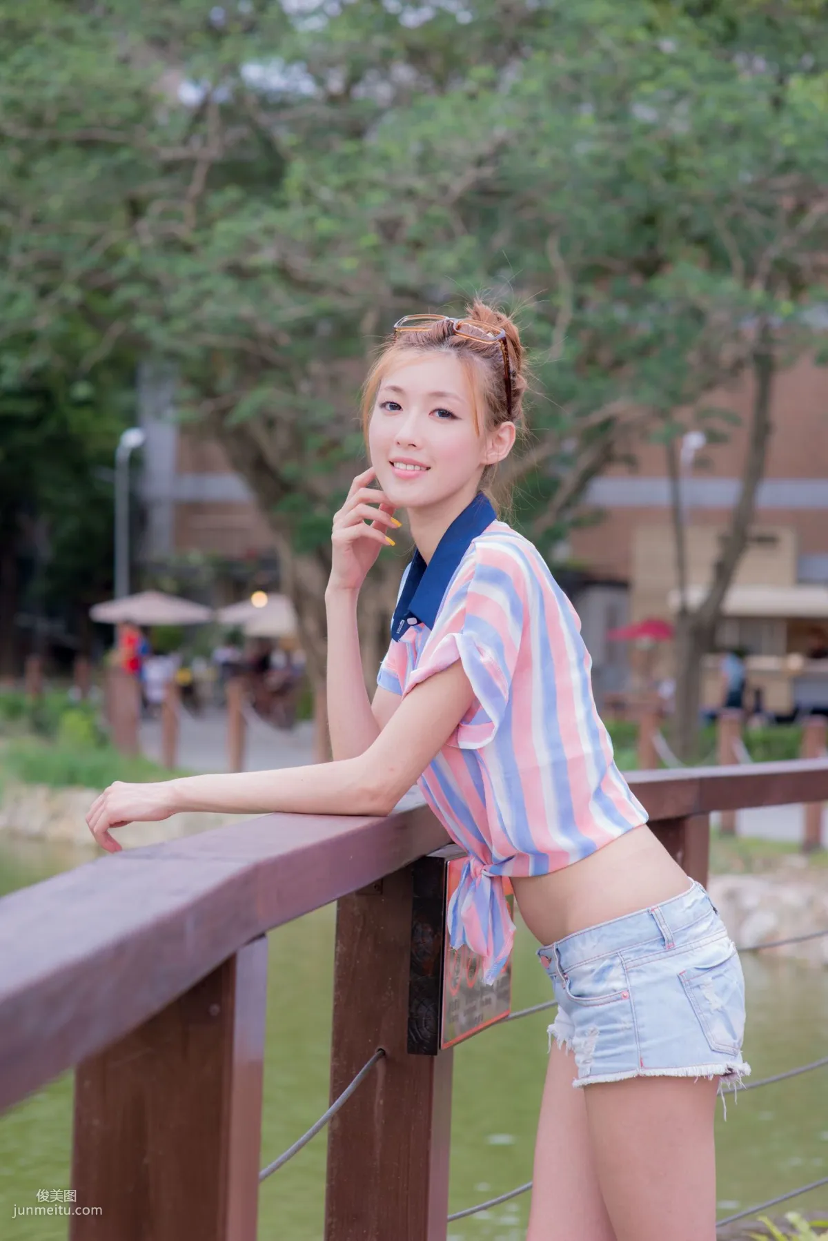 Kila Jingjing / Liao Tingling, Fresh and Light Hot Pants Beautiful Legs Street Snap Photo Set photo 26