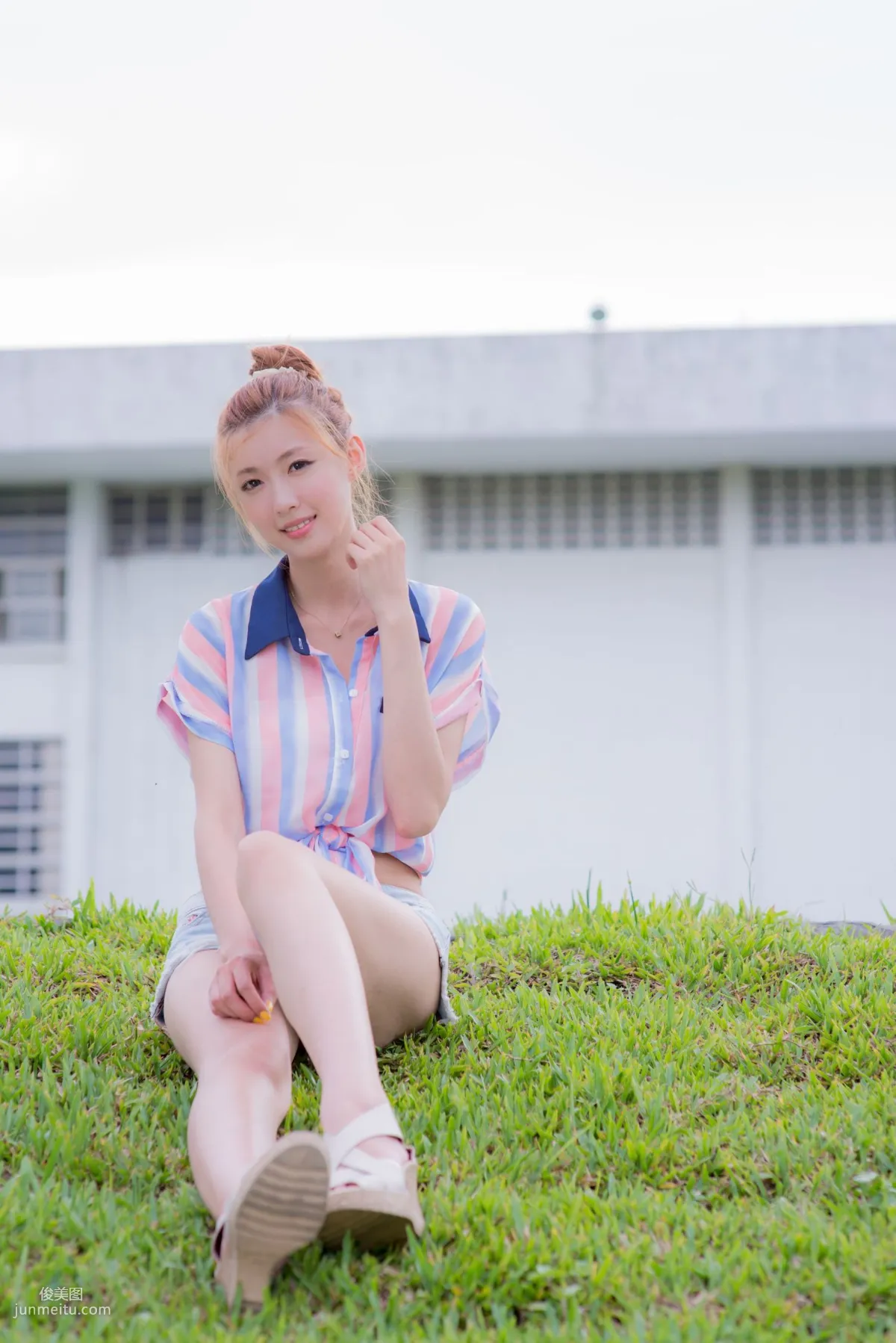 Kila Jingjing / Liao Tingling, Fresh and Light Hot Pants Beautiful Legs Street Snap Photo Set photo 10