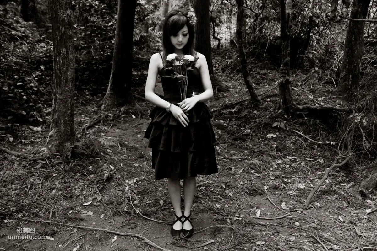 Mikako/Zhang Kaijie White Waltz x Black Obsession Yangmingshan Zhuzihu Outdoor Shoot Photo Set photo 94