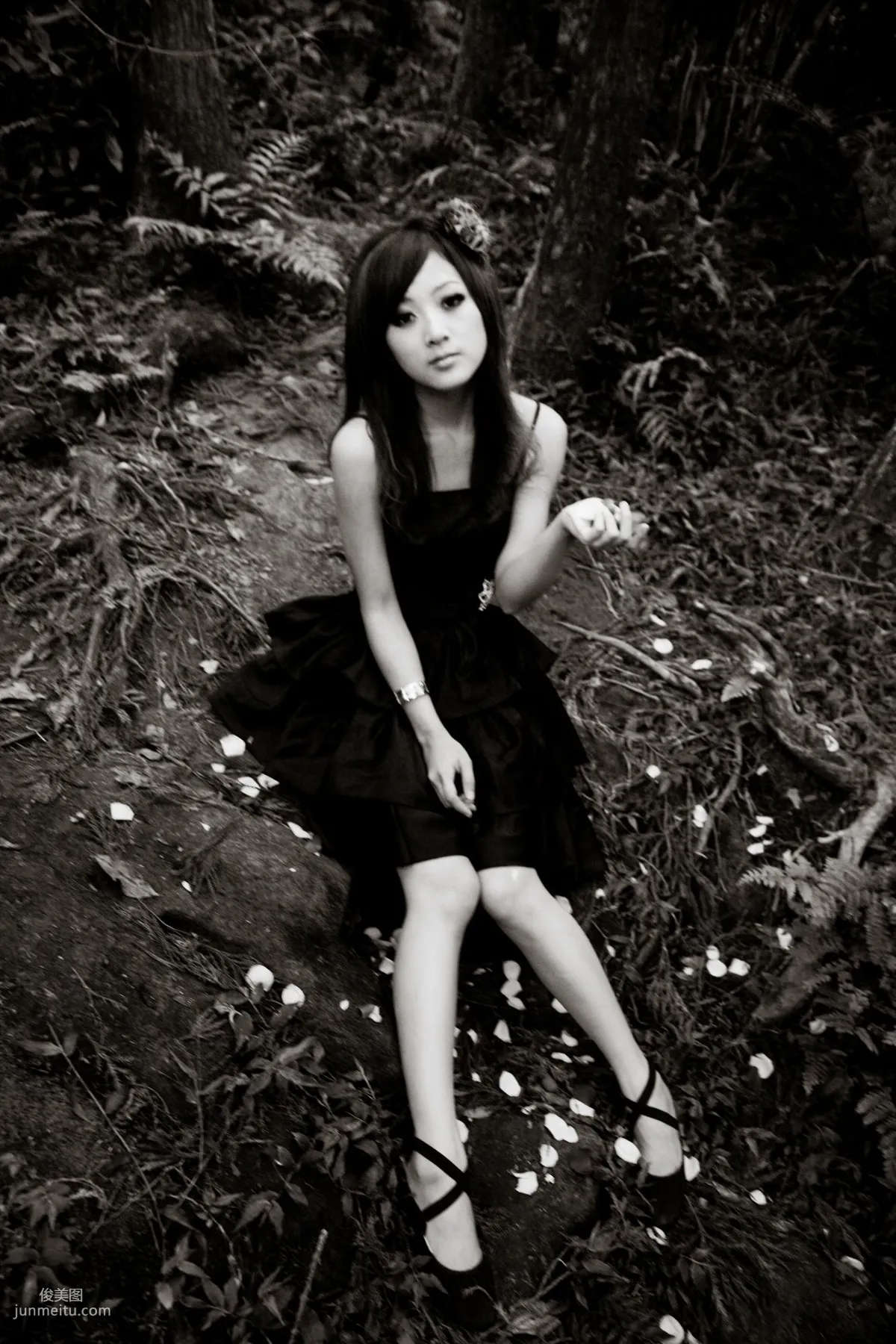 Mikako/Zhang Kaijie White Waltz x Black Obsession Yangmingshan Zhuzihu Outdoor Shoot Photo Set photo 98