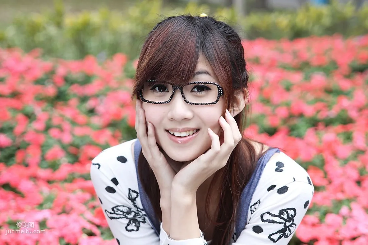 Taiwan Pure Beauty Angel, Black Stockings Street Snap Photos Collection photo 35