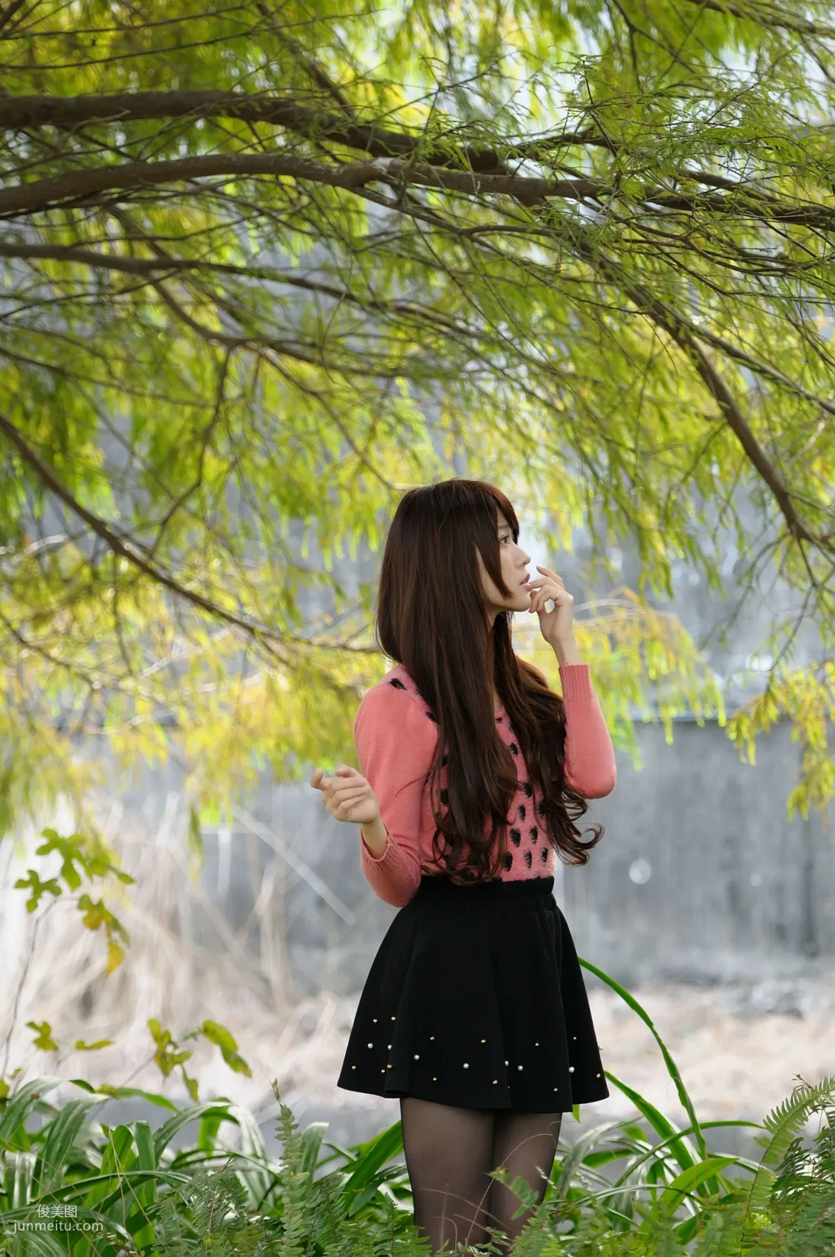 Taiwan Beauty Qiu Yuxuan White, Campus Outdoor Shoot Photo Set photo 2