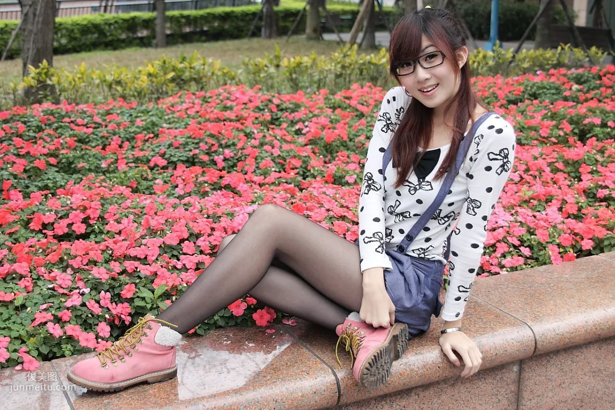 Taiwan Pure Beauty Angel, Black Stockings Street Snap Photos Collection photo 34