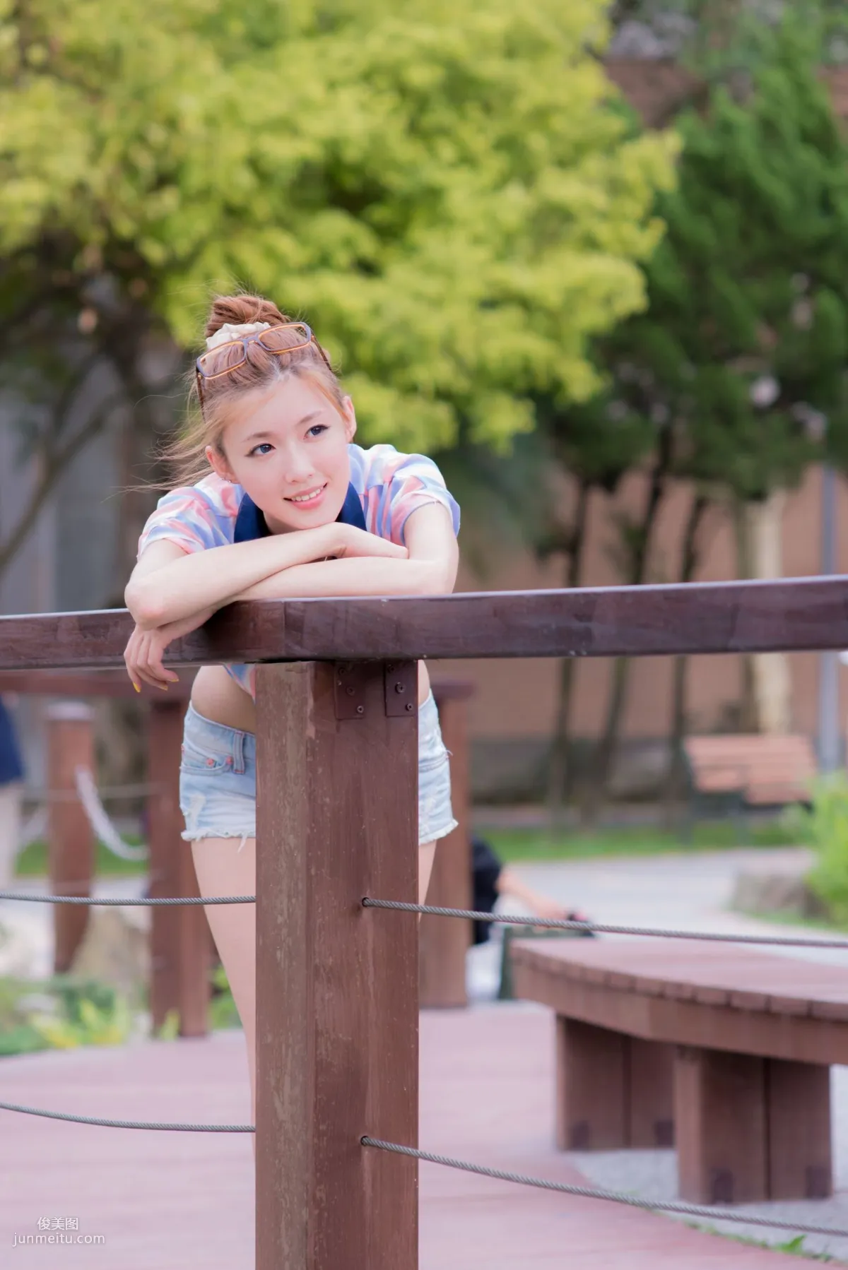 Kila Jingjing / Liao Tingling, Fresh and Light Hot Pants Beautiful Legs Street Snap Photo Set photo 3
