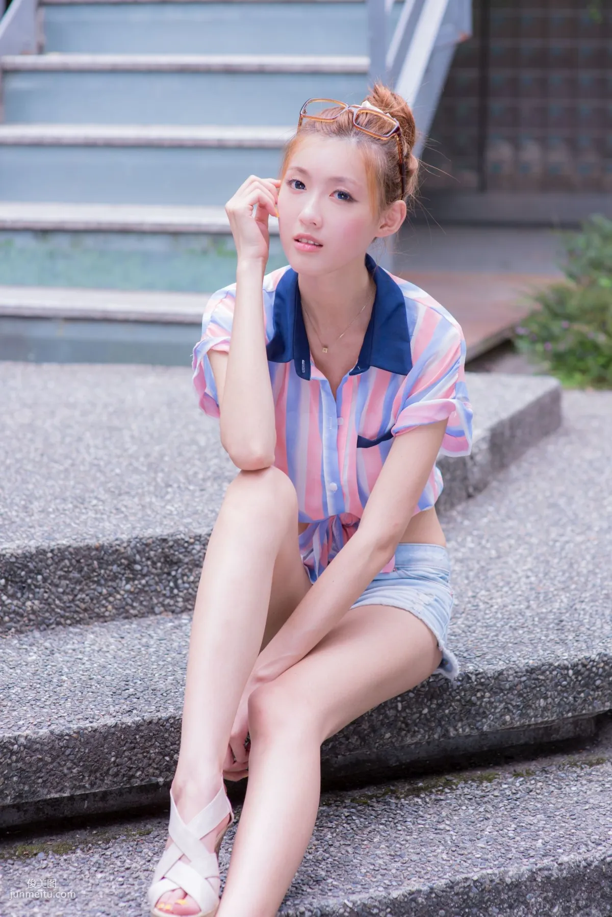 Kila Jingjing / Liao Tingling, Fresh and Light Hot Pants Beautiful Legs Street Snap Photo Set photo 23