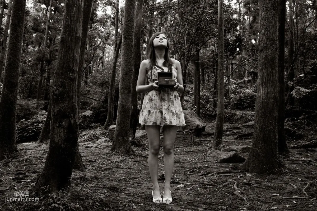 Mikako/Zhang Kaijie White Waltz x Black Obsession Yangmingshan Zhuzihu Outdoor Shoot Photo Set photo 15