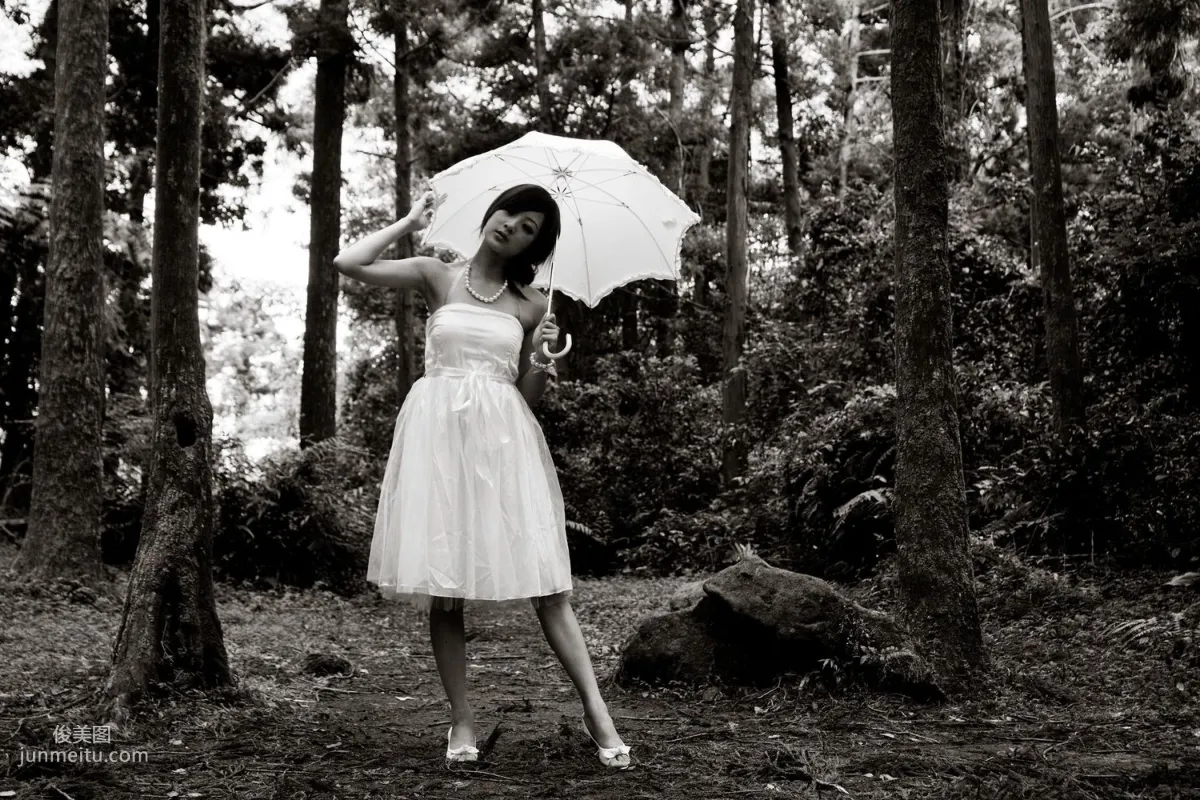 Mikako/Zhang Kaijie White Waltz x Black Obsession Yangmingshan Zhuzihu Outdoor Shoot Photo Set photo 34