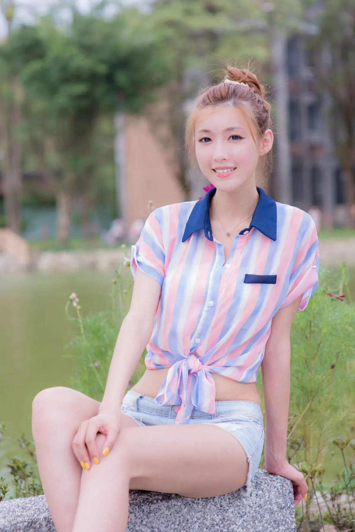 Kila Jingjing / Liao Tingling, Fresh and Light Hot Pants Beautiful Legs Street Snap Photo Set photo 28