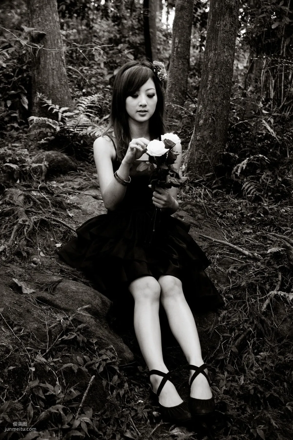 Mikako/Zhang Kaijie White Waltz x Black Obsession Yangmingshan Zhuzihu Outdoor Shoot Photo Set photo 95