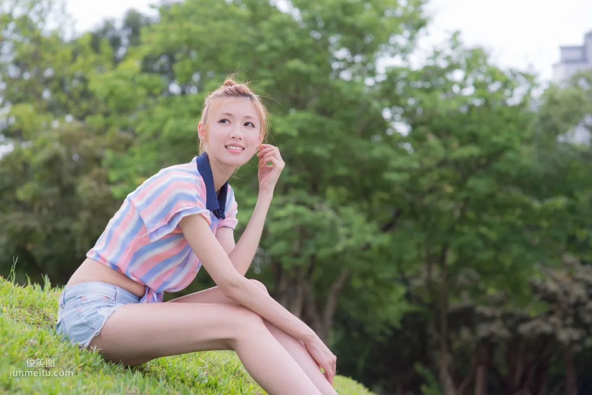 Kila Jingjing / Liao Tingling, Fresh and Light Hot Pants Beautiful Legs Street Snap Photo Set photo 36