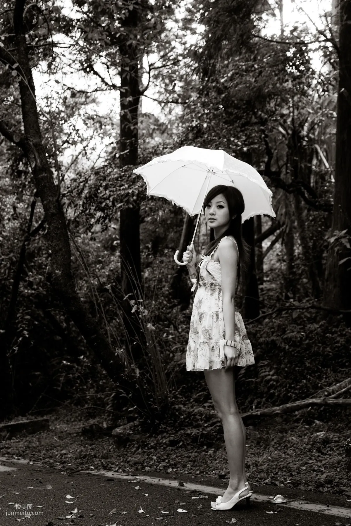 Mikako/Zhang Kaijie White Waltz x Black Obsession Yangmingshan Zhuzihu Outdoor Shoot Photo Set photo 2
