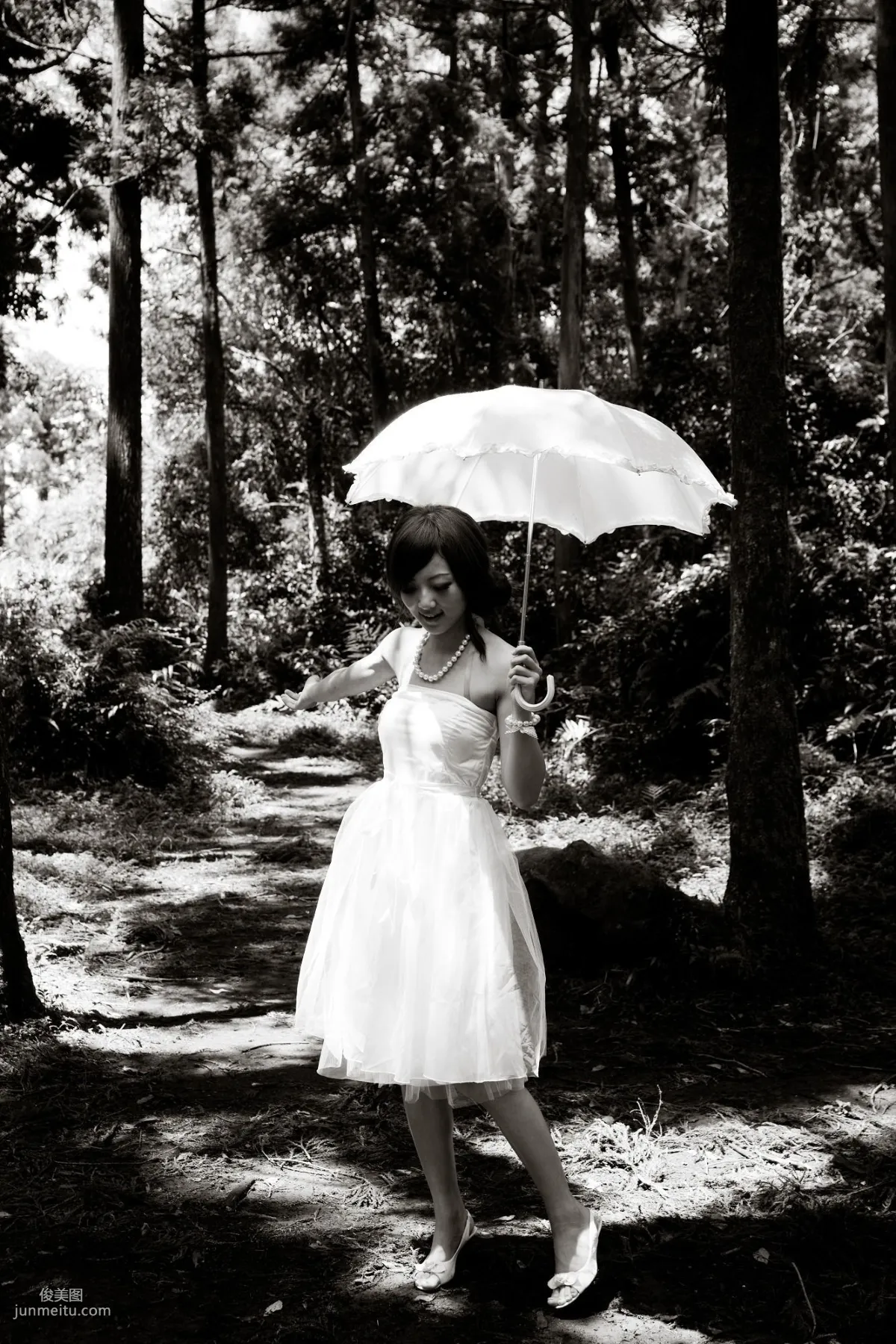 Mikako/Zhang Kaijie White Waltz x Black Obsession Yangmingshan Zhuzihu Outdoor Shoot Photo Set photo 29