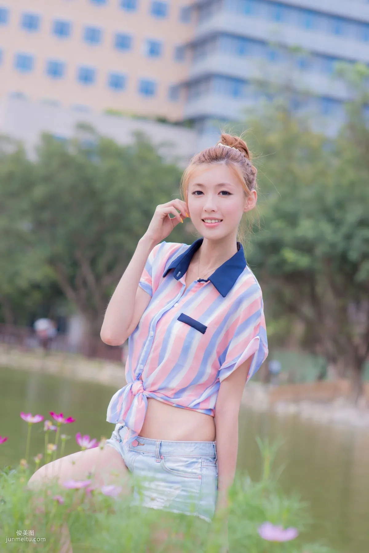 Kila Jingjing / Liao Tingling, Fresh and Light Hot Pants Beautiful Legs Street Snap Photo Set photo 4
