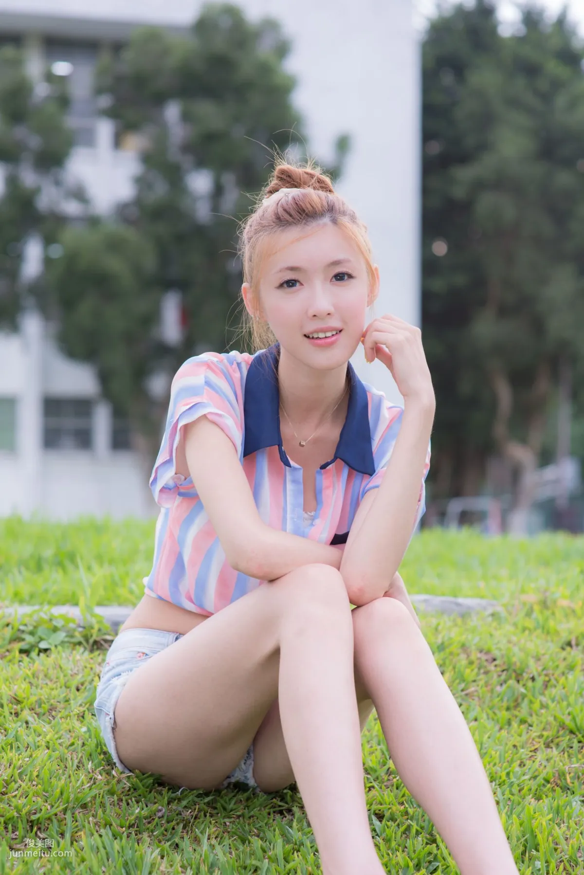 Kila Jingjing / Liao Tingling, Fresh and Light Hot Pants Beautiful Legs Street Snap Photo Set photo 11
